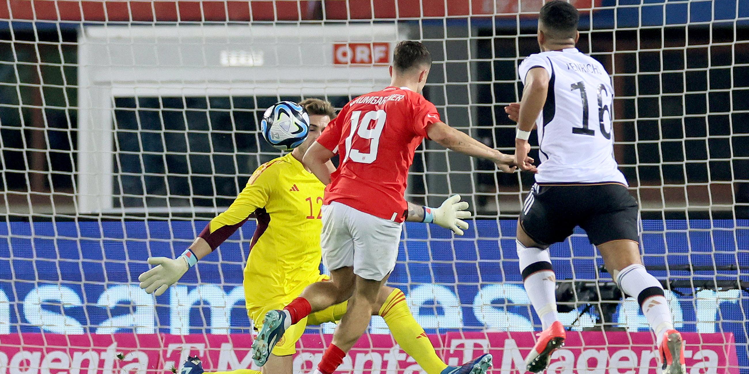 Tor für Österreich. Christoph Baumgartner (19, AUT) trifft zm 2:0 gegen Torwart Kevin Trapp.