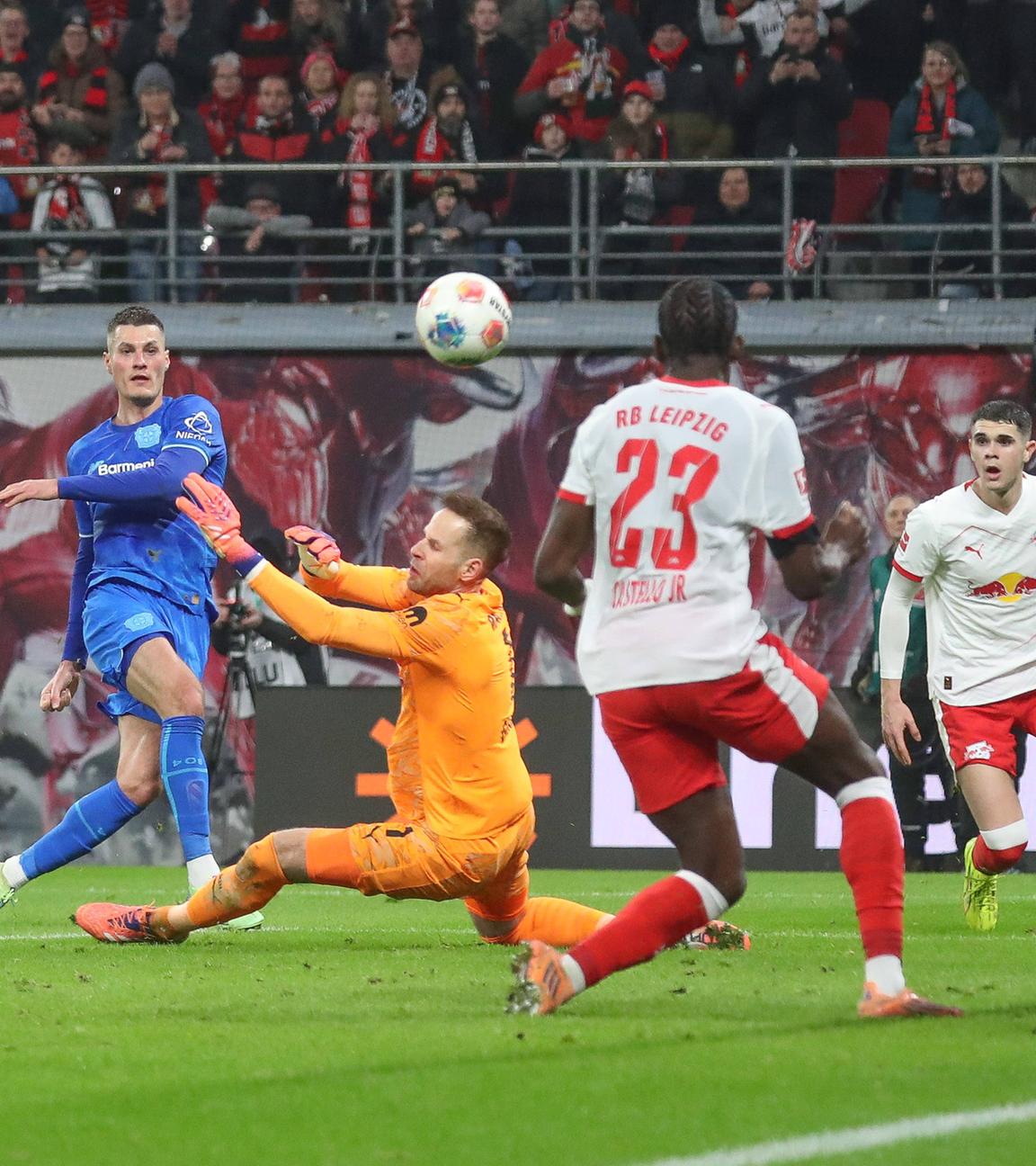 Bayer Leverkusens Stürmer Patrick Schick erzielt das Tor zum 1:2 gegen seinen Ex-Kub RB leipzig