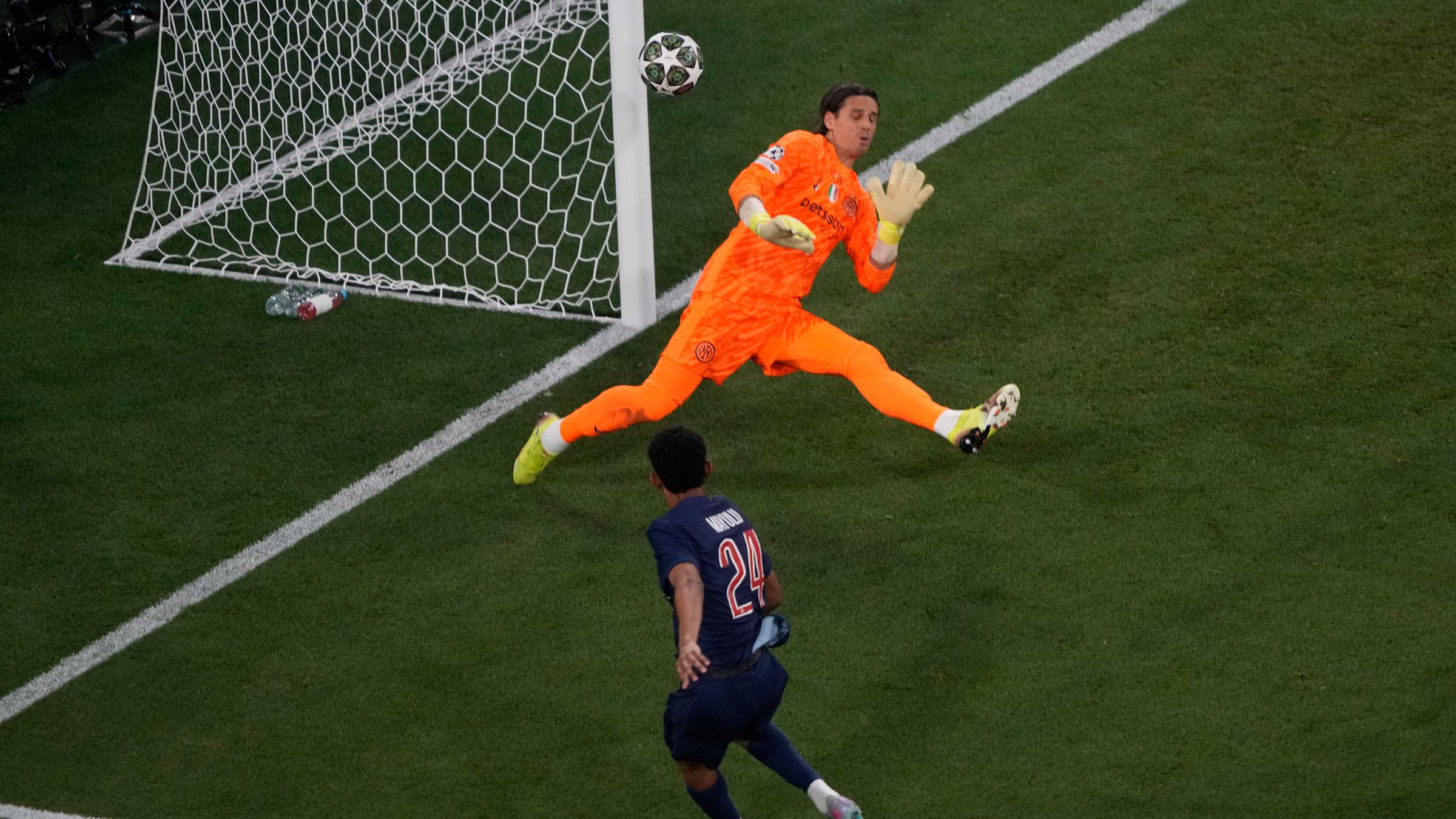 PSG's Senny Mayulu schießt das Tor zum 5:0.