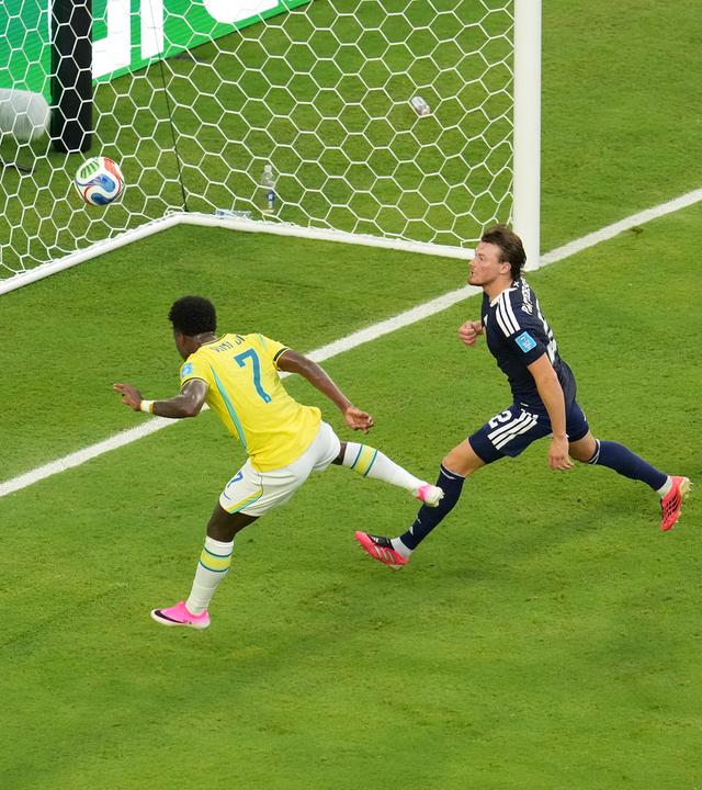 Der brasilianische Nationalspieler Vinícius Júnior erzielt den Treffer zum 0:2 im WM-Spiel gegen Schottland