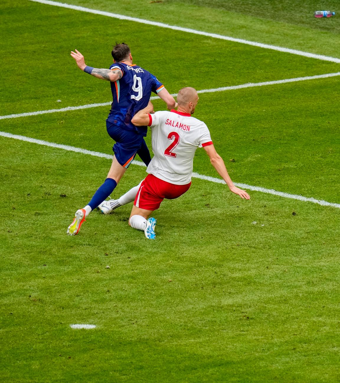 Wout Weghorst erzielt den Treffer zum 1:2.
