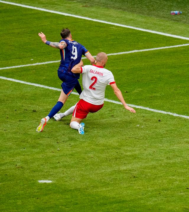 Wout Weghorst erzielt den Treffer zum 1:2.