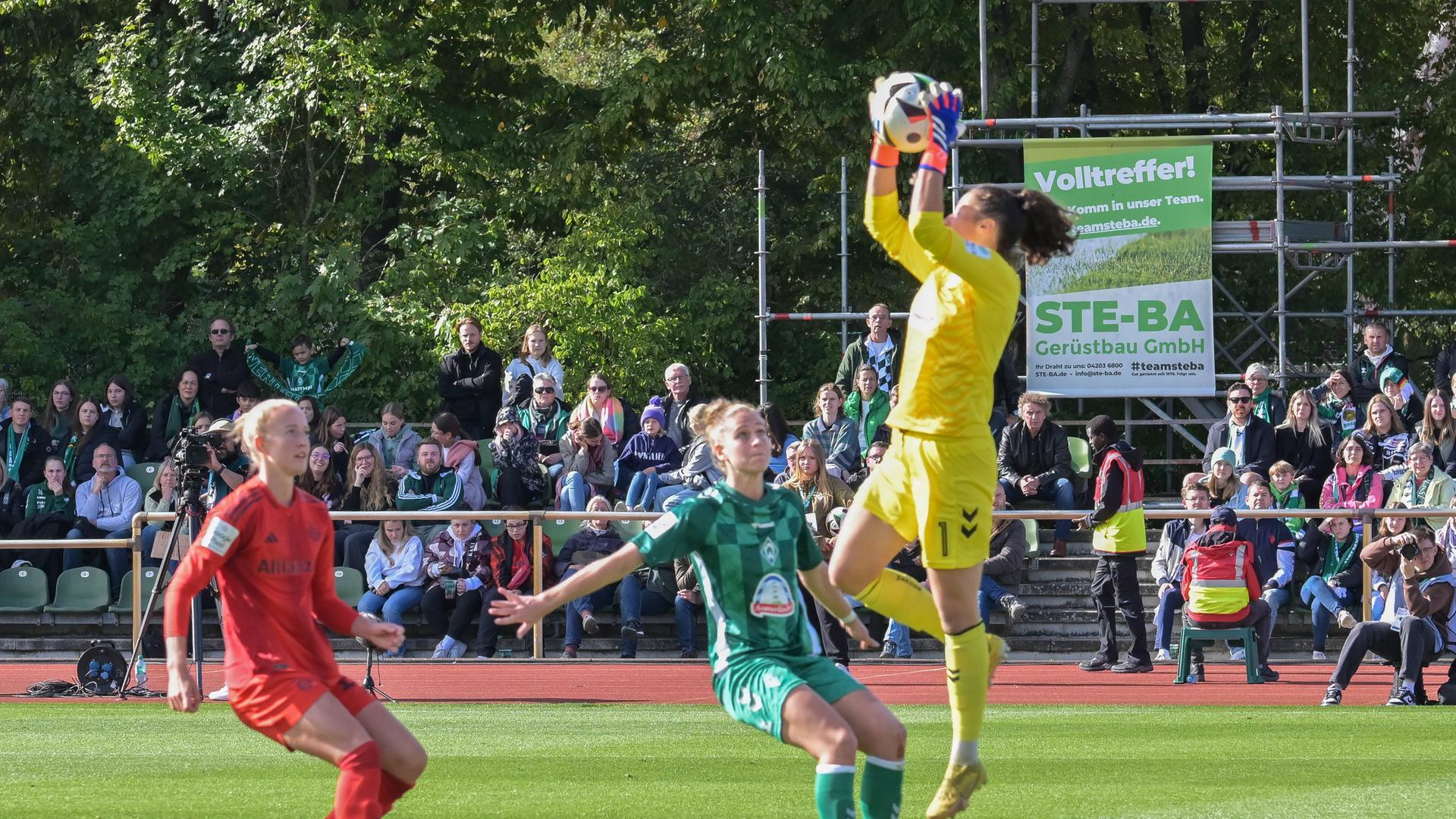 Torfrau Livia Peng (SV Werder Bremen 1) , SV Werder Bremen - FC Bayern Muenchen