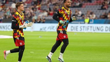 Finn Dahmen (l.) und Noah Atubolu hoffen auf ihr DFB-Debüt gegen Griechenland