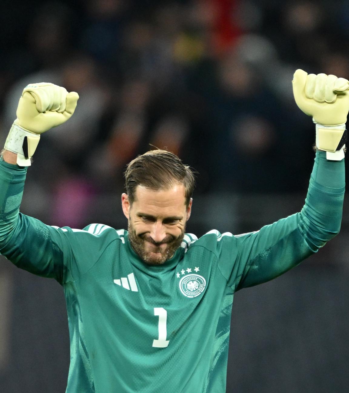 Torhüter Oliver Baumann (Deutschland) feiert den Treffer zum 6:0.