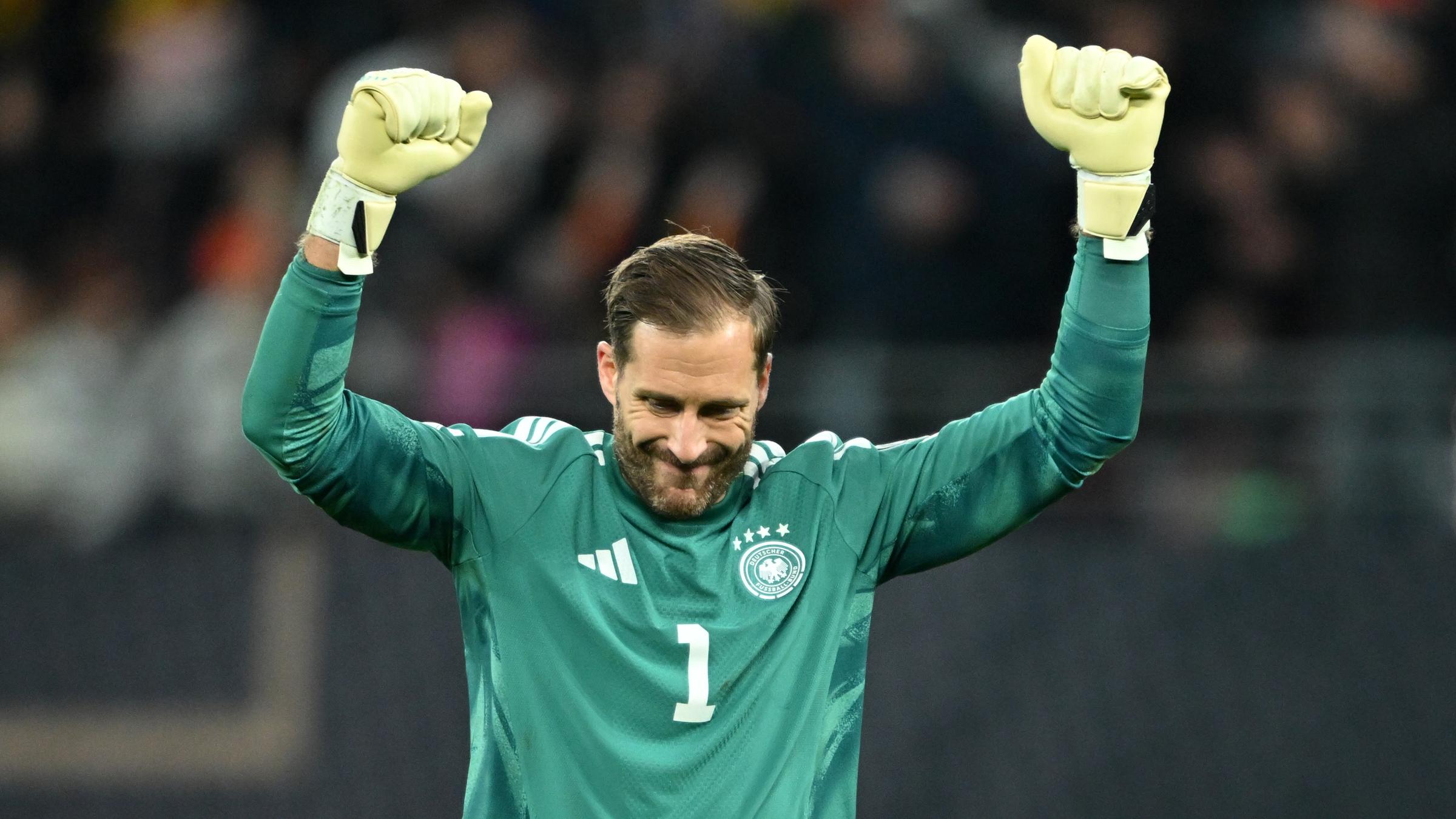 Torhüter Oliver Baumann (Deutschland) feiert den Treffer zum 6:0.