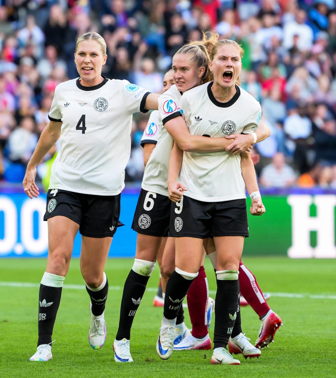 Im Bild Tor 1:1 Torjuibel v.l. Rebecca KNAAK (Deutschland, 4), Janina MINGE (Deutschland, 6), Torschützin Sjoeke NÜSKEN (Deutschland, 9).