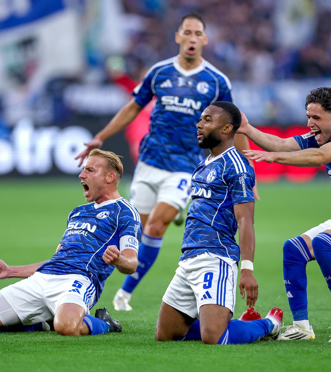 Torjubel nach dem Tor zum 1:0 durch Torschütze Moussa Sylla (Schalke04 09) zusammen mit Timo Becker (Schalke04 05) Soufiane El-Faouzi (Schalke04 23) Peter Remmert (Schalke04 39).