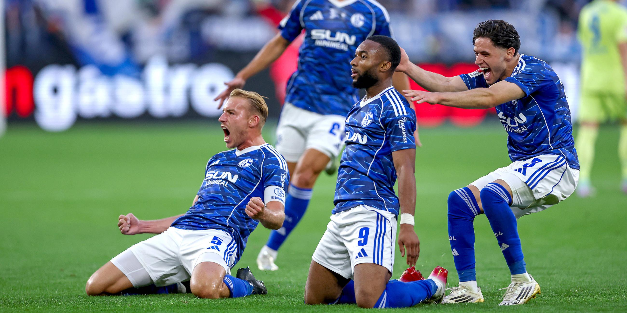 Torjubel nach dem Tor zum 1:0 durch Torschütze Moussa Sylla (Schalke04 09) zusammen mit Timo Becker (Schalke04 05) Soufiane El-Faouzi (Schalke04 23) Peter Remmert (Schalke04 39).