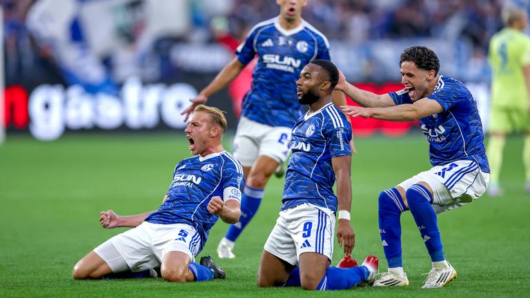 Torjubel nach dem Tor zum 1:0 durch Torschütze Moussa Sylla (Schalke04 09) zusammen mit Timo Becker (Schalke04 05) Soufiane El-Faouzi (Schalke04 23) Peter Remmert (Schalke04 39).