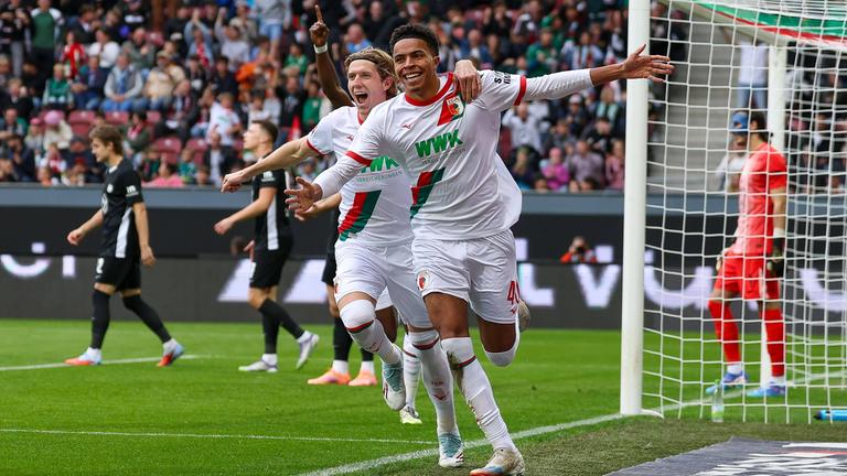 Kristijan Jakic 17 (FC Augsburg) und Noahkai Banks 40 (FC Augsburg) jubeln. 
