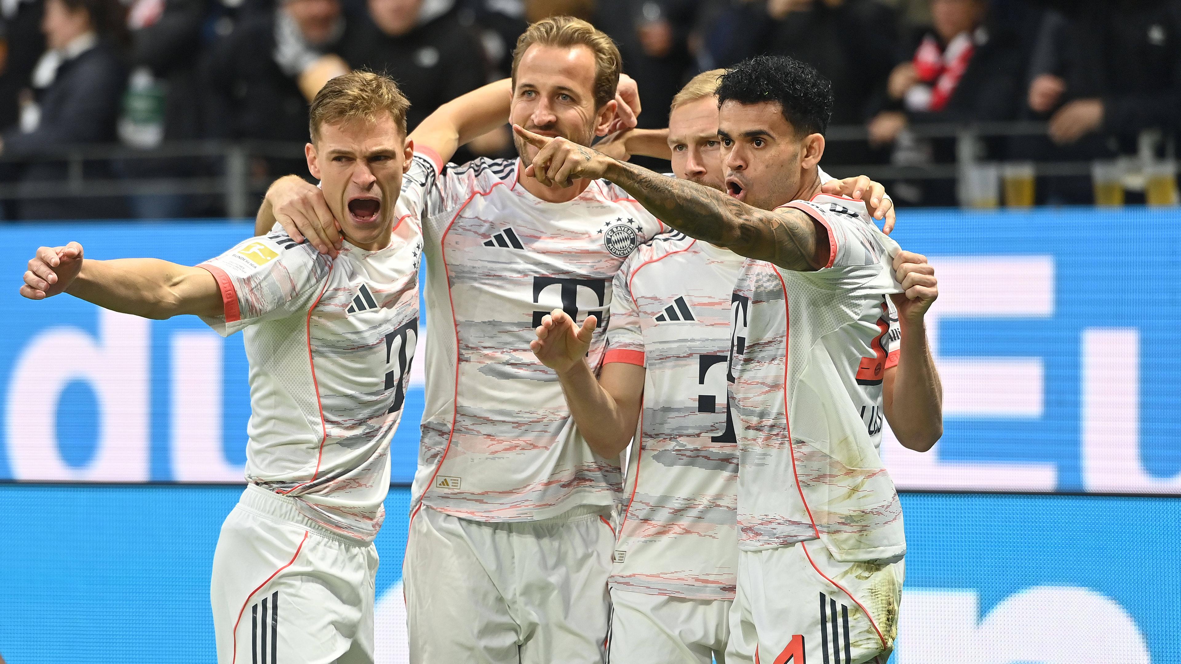 Die Spieler von Bayern München jubeln.