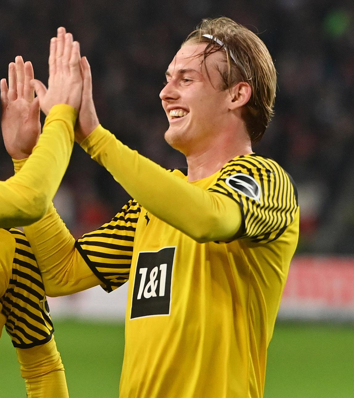 Torjubel Julian Brandt nach Tor zum 2-0, mit Thorgan Hazard Marco Reus, 1. Bundesliga Saison 2021/2022, 29.Spieltag, Spieltag29. VFB Stuttgart-Borussia Dortmund, am 08.04.2022