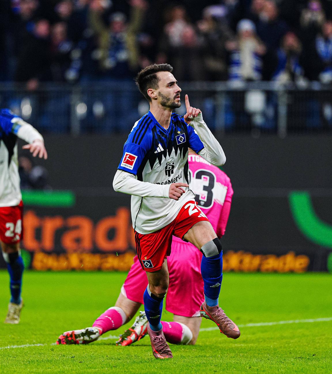 Hamburgs Mittelfeldspieler Fabio Vieira jubelt nach seinem Treffer zum 2:1 gegen den VFB Stuttgart