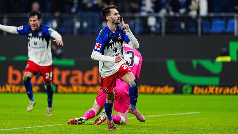 Hamburgs Mittelfeldspieler Fabio Vieira jubelt nach seinem Treffer zum 2:1 gegen den VFB Stuttgart