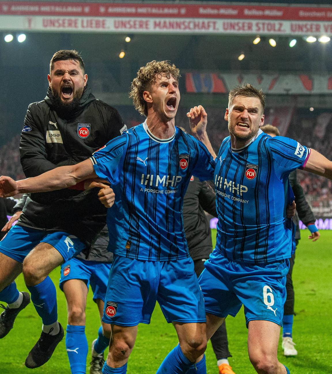 Nach dem Treffer Schöppners zum 2:1 rennen die Heidenheimer jubelnd zu ihren Fans