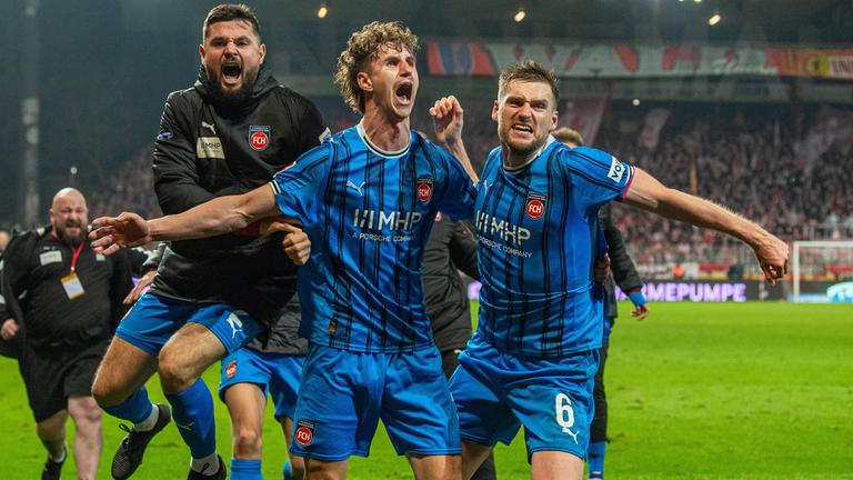 Nach dem Treffer Schöppners zum 2:1 rennen die Heidenheimer jubelnd zu ihren Fans