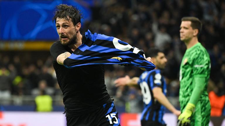 Francesco Acerbi bejubelt seinen Treffer für Inter Mailand.