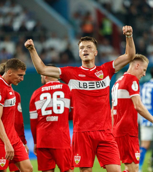Der Stuttgarter Mittelstürmer Dzenan Pejcinovic jubelt nach seinem Treffer zum 2:0 in der DFB-Pokalpartie gegen Hansa Rostock