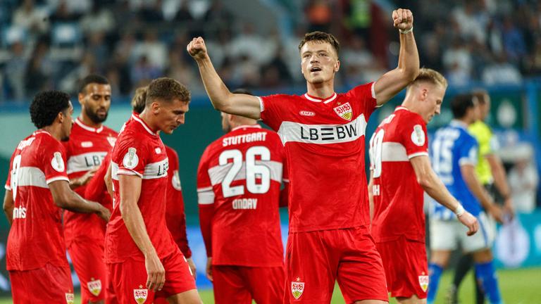 Der Stuttgarter Mittelstürmer Dzenan Pejcinovic jubelt nach seinem Treffer zum 2:0 in der DFB-Pokalpartie gegen Hansa Rostock
