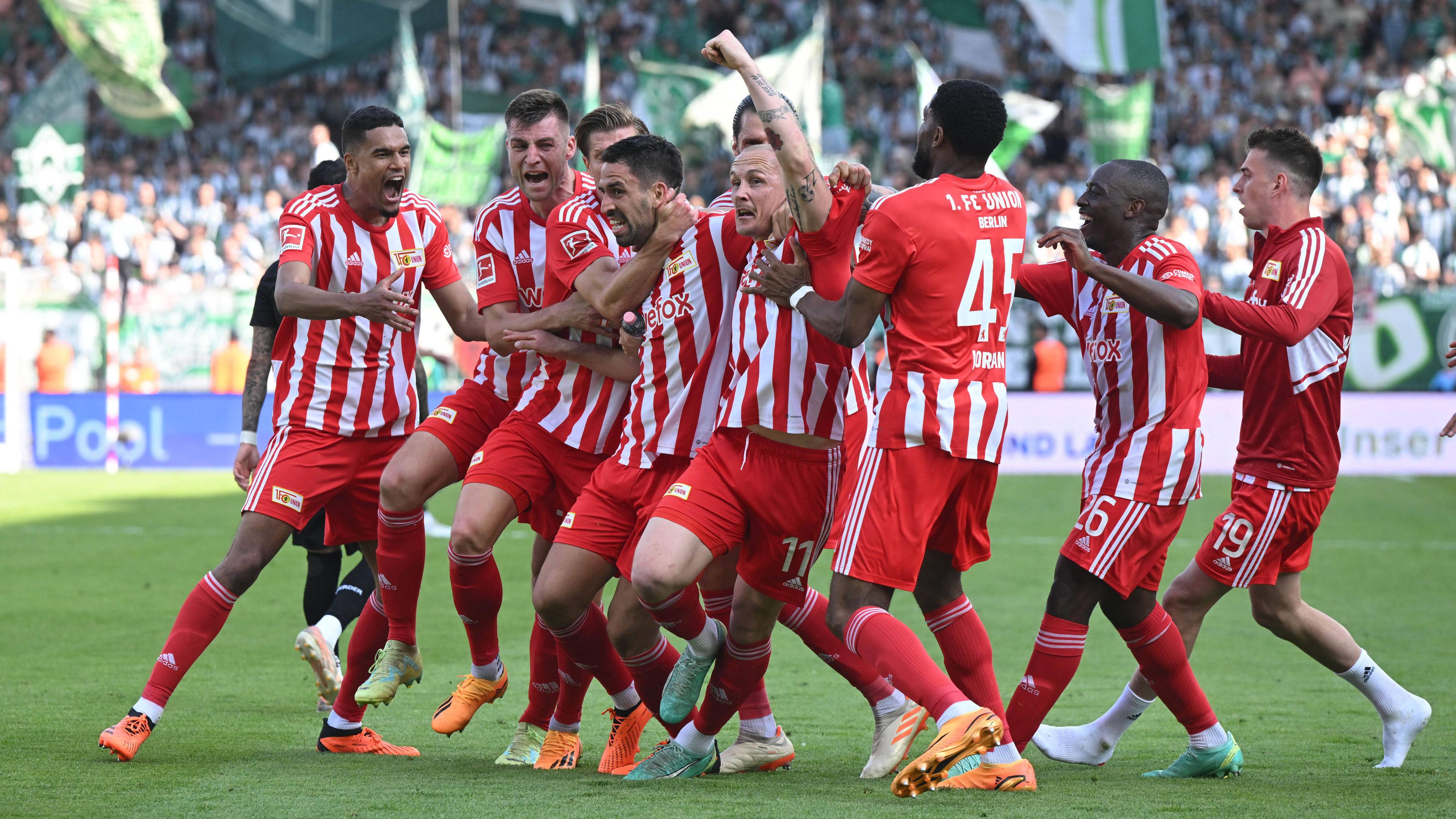 Saison 2022/2023, 1. Bundesliga (34. Spieltag), 1. FC Union Berlin - Werder Bremen, Unions Mannschaft jubelt nach dem Tor zum 1:0 