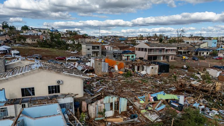 Luftaufnahme der Zerstörungen durch einen Tornado in Rio Bonito do Iguacu, Brasilien, am 08.11.2025.