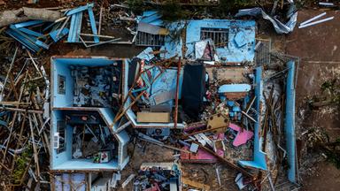 Luftaufnahme auf ein blaues Haus, welches durch einen Tornado in Rio Bonito do Iguacu, Brasilien, am 08.11.2025 zerstört wurde.