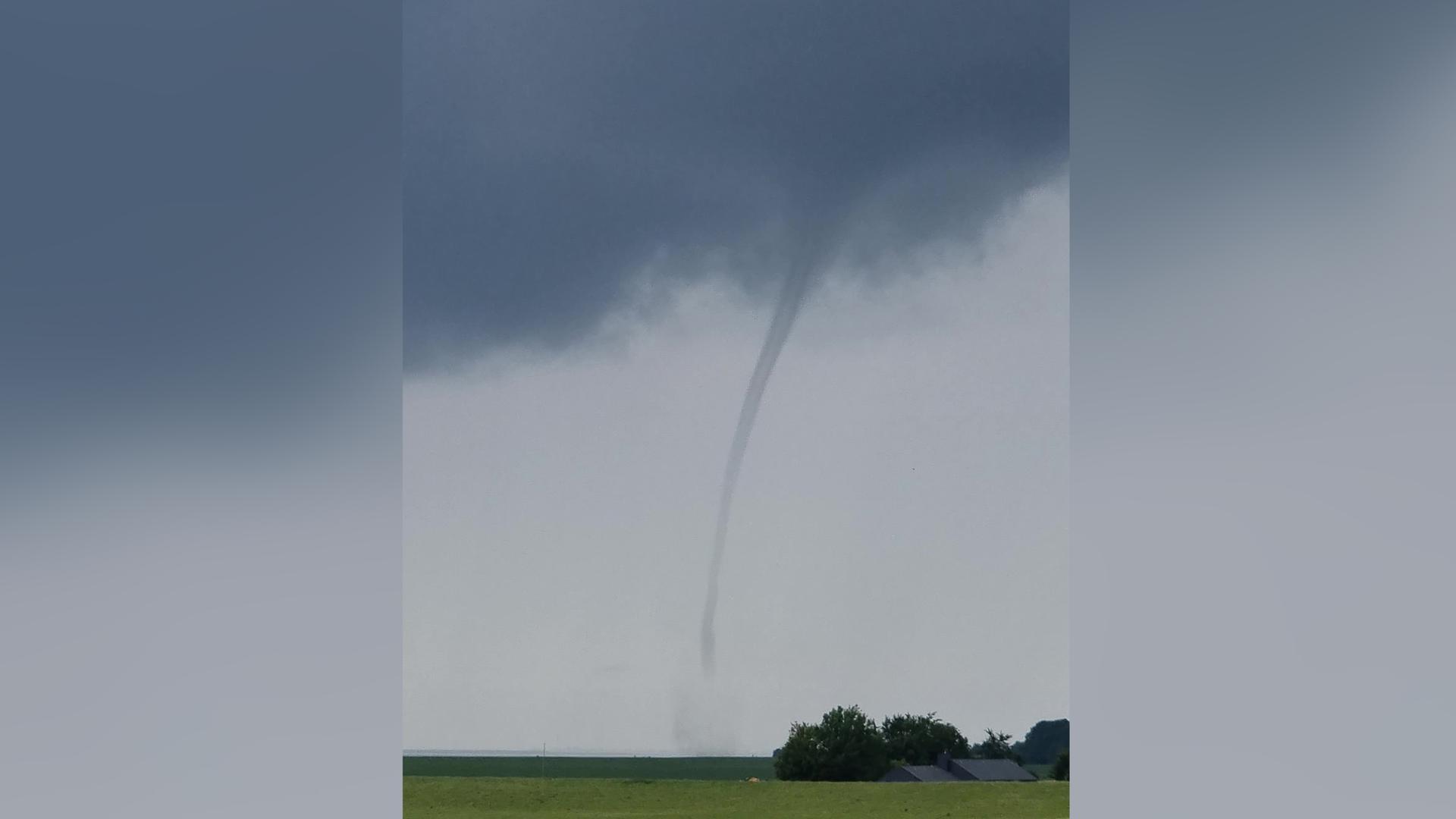 Einen Tornado über der Elbe bei Brokdorf hat Jan Grube aus Brokdorf in einem Handy-Video festgehalten. 