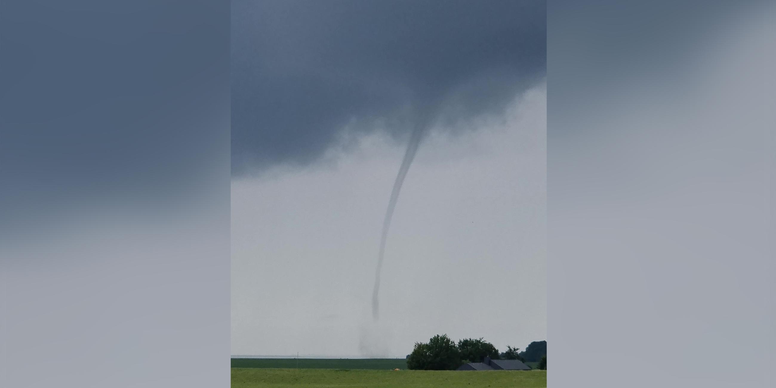 Einen Tornado über der Elbe bei Brokdorf hat Jan Grube aus Brokdorf in einem Handy-Video festgehalten. 