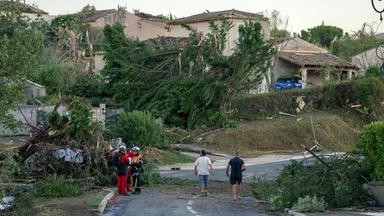 Beschädigte Häuser und umgestürzte Bäume, nachdem ein Tornado Pomas im Südwesten Frankreichs getroffen hatte