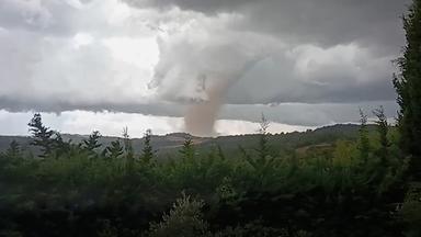 Tornado, der über das Dorf Pomas im Südwesten Frankreichs zieht