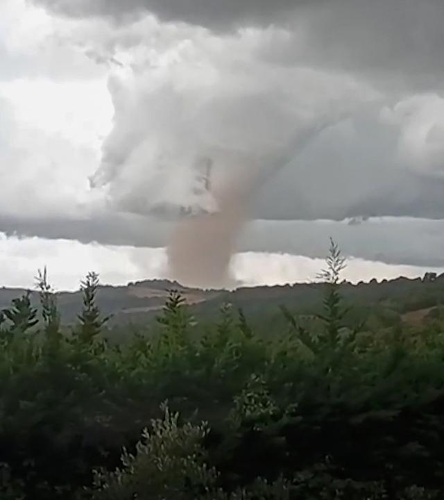 Tornado, der über das Dorf Pomas im Südwesten Frankreichs zieht