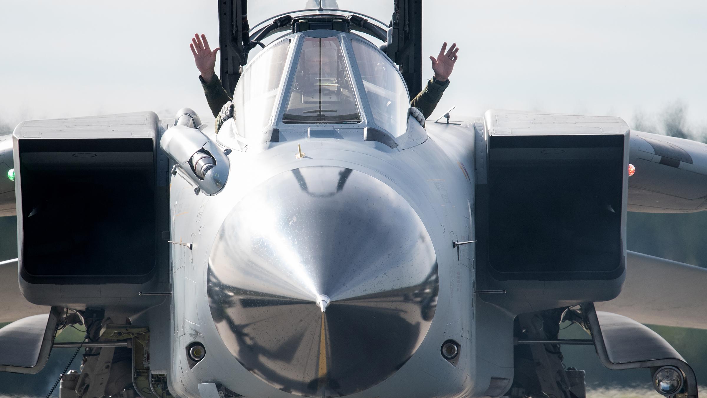 Mecklenburg-Vorpommern, Laage: Der Pilot eines Tornado-Kampfflugzeugs vom Luftwaffengeschwader 33 aus Büchel hält nach der Landung auf dem Fliegerhorst des taktischen Luftwaffengeschwaders 73 "Steinhoff" in Rostock-Laage die Hände in die Höhe. Archivbild