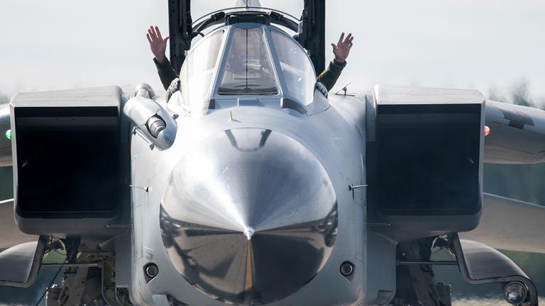 Mecklenburg-Vorpommern, Laage: Der Pilot eines Tornado-Kampfflugzeugs vom Luftwaffengeschwader 33 aus Büchel hält nach der Landung auf dem Fliegerhorst des taktischen Luftwaffengeschwaders 73 "Steinhoff" in Rostock-Laage die Hände in die Höhe. Archivbild