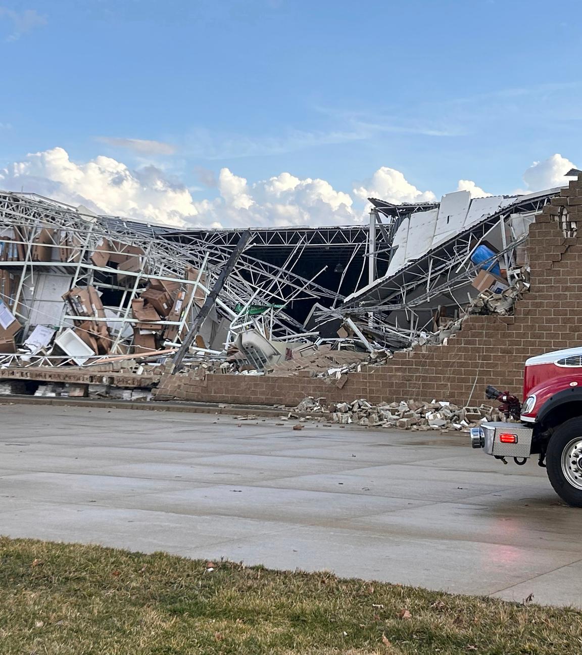 Nach einem schweren Sturm in Three Rivers, Michigan, sind die Schäden an einem Einkaufscenter zu sehen.