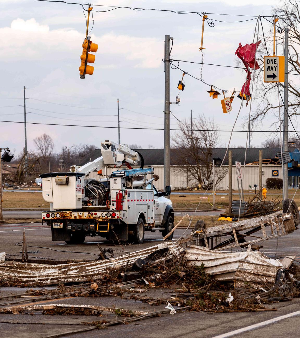  Nach einem gemeldeten Tornado in Three Rivers, Michigan, sind Schäden an Stromleitungen und Verkehrssignalen zu sehen. 
