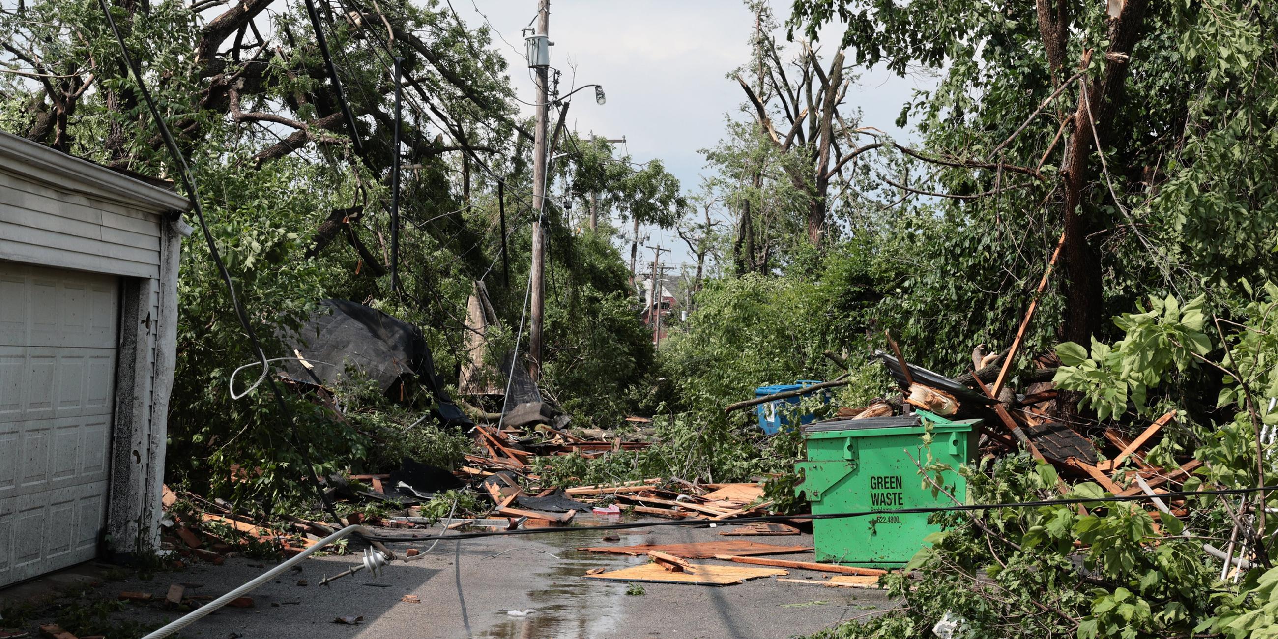Verwüstete Wohngebiete nach dem ein Tornado die Stadt St. Louis, Missouri, USA getroffen am 16.05.2025 getroffen hat. 