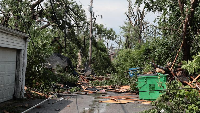 Verwüstete Wohngebiete nach dem ein Tornado die Stadt St. Louis, Missouri, USA getroffen am 16.05.2025 getroffen hat. 