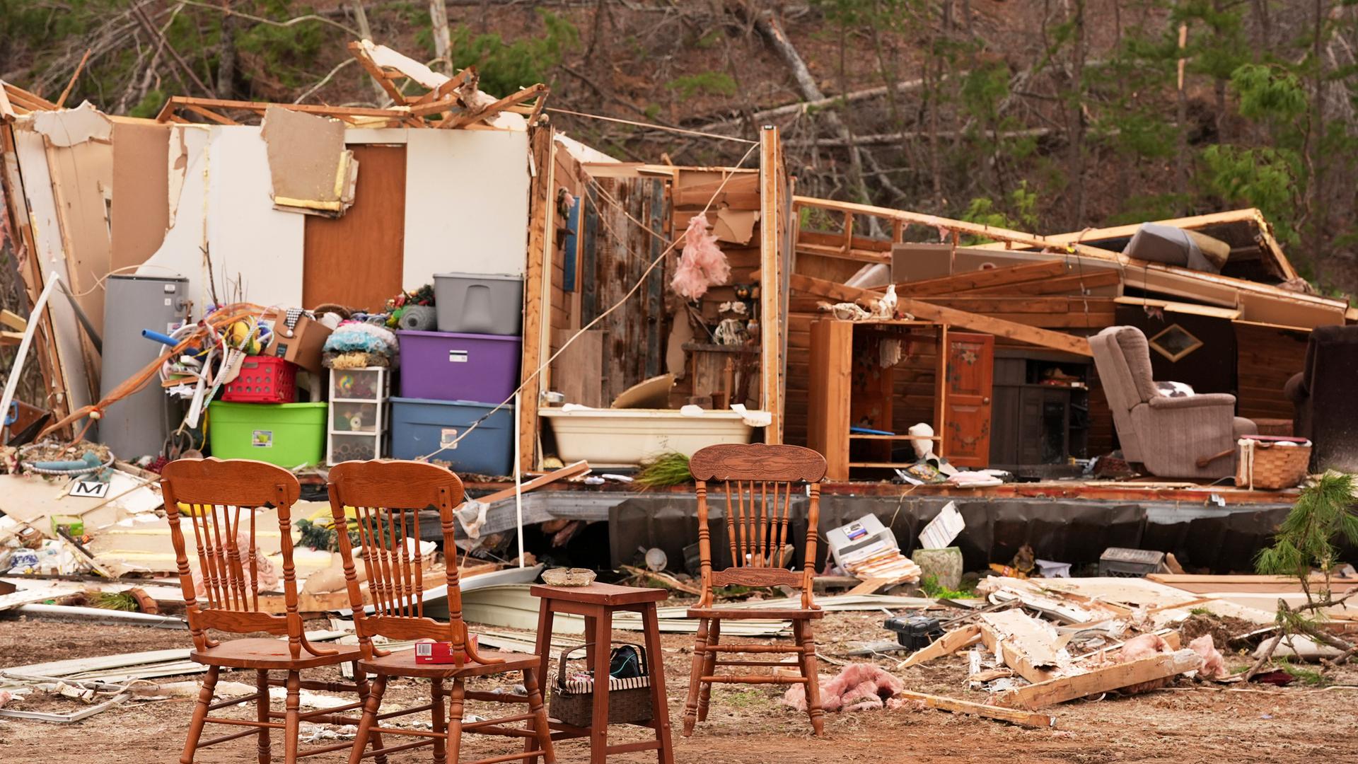 Stühle und die Reste eines Hauses