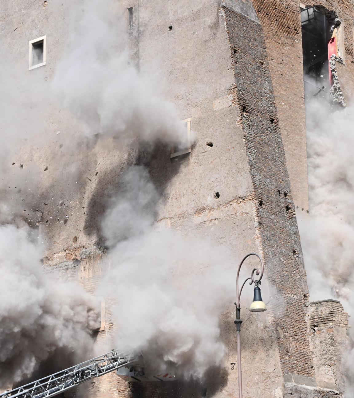 Der Torre dei Conti in Rom stürzte während Renovierungsarbeiten teilweise ein, ein Arbeiter wurde verletzt.