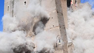 Der Torre dei Conti in Rom stürzte während Renovierungsarbeiten teilweise ein, ein Arbeiter wurde verletzt.