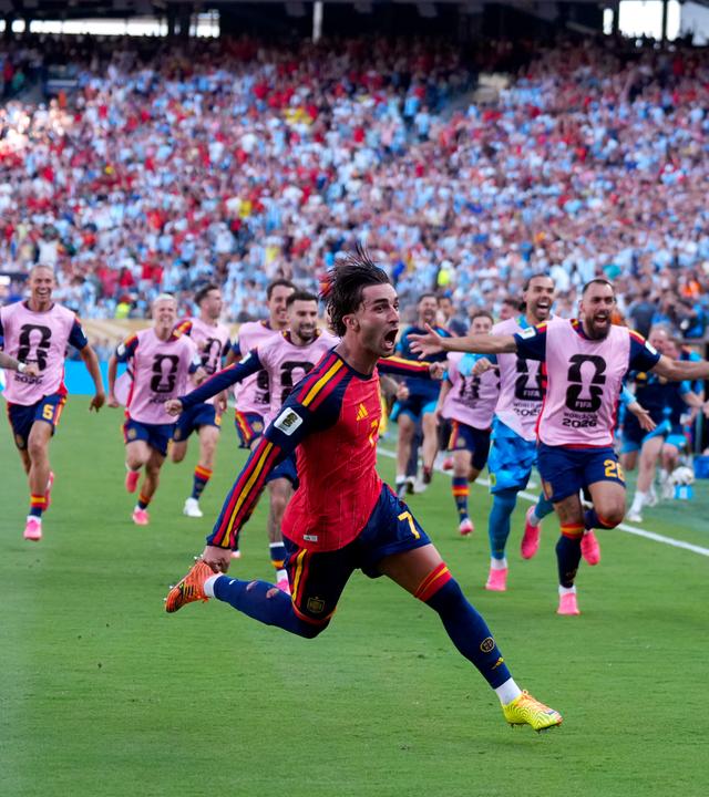 Der spanische Nationalspieler Ferran Torres jubelt nach seinem Treffer zum 1:0 in der WM-Finalpartie gegen ArgentinienDer spanische Nationalspieler Ferran Torres jubelt nach seinem Treffer zum 1:0 in der WM-Finalpartie gegen Argentinien