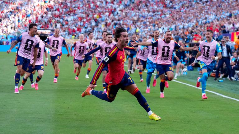 Der spanische Nationalspieler Ferran Torres jubelt nach seinem Treffer zum 1:0 in der WM-Finalpartie gegen ArgentinienDer spanische Nationalspieler Ferran Torres jubelt nach seinem Treffer zum 1:0 in der WM-Finalpartie gegen Argentinien