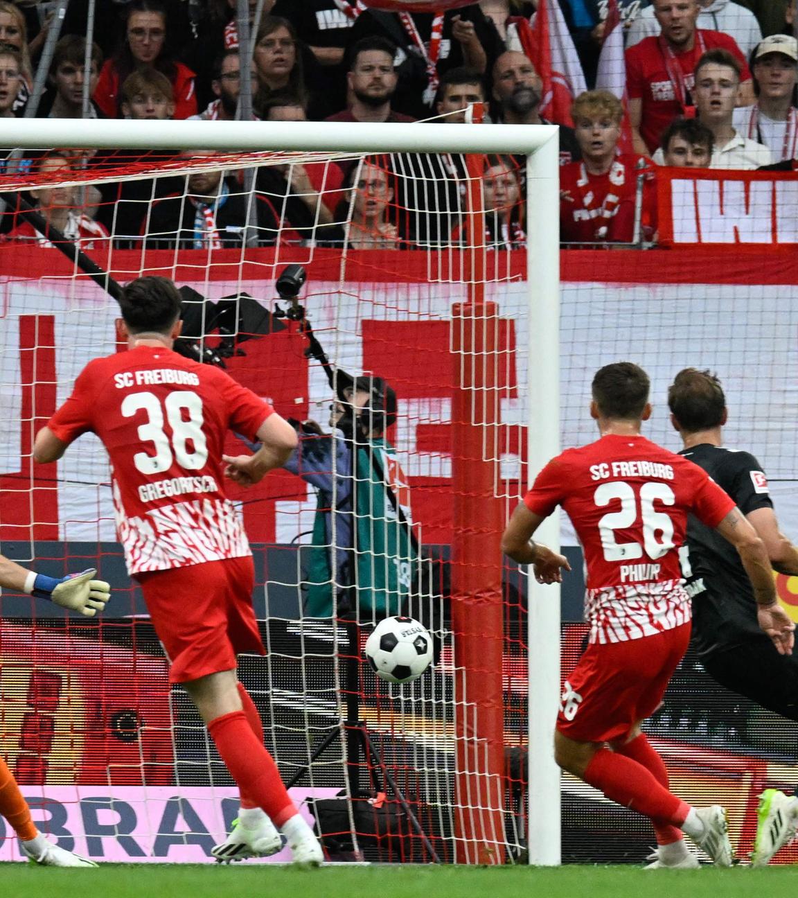 Freiburgs Stürmer Maximilian Philipp schießt das 1:0 beim Erstliga-Bundesliga-Fußballspiel zwischen dem SC Freiburg und Werder Bremen in Freiburg. 26.08.2023