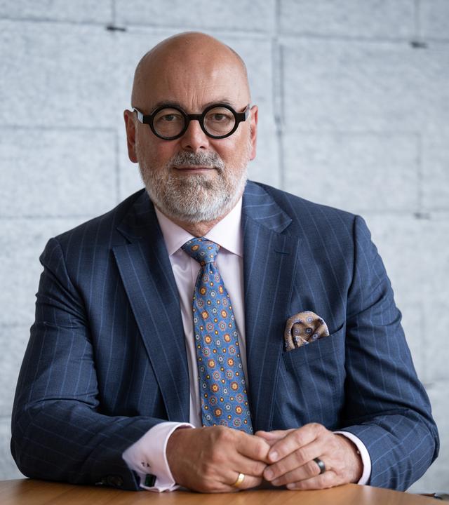 Torsten Albig, Cheflobbyist von Philip Morris Deutschland und ehemaliger Ministerpräsident von Schleswig-Holstein, aufgenommen in der Berliner Repräsentanz von Philip Morris am 31.08.2023. 