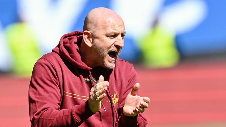  Kaiserslauterns Trainer Torsten Lieberknecht gestikuliert. 