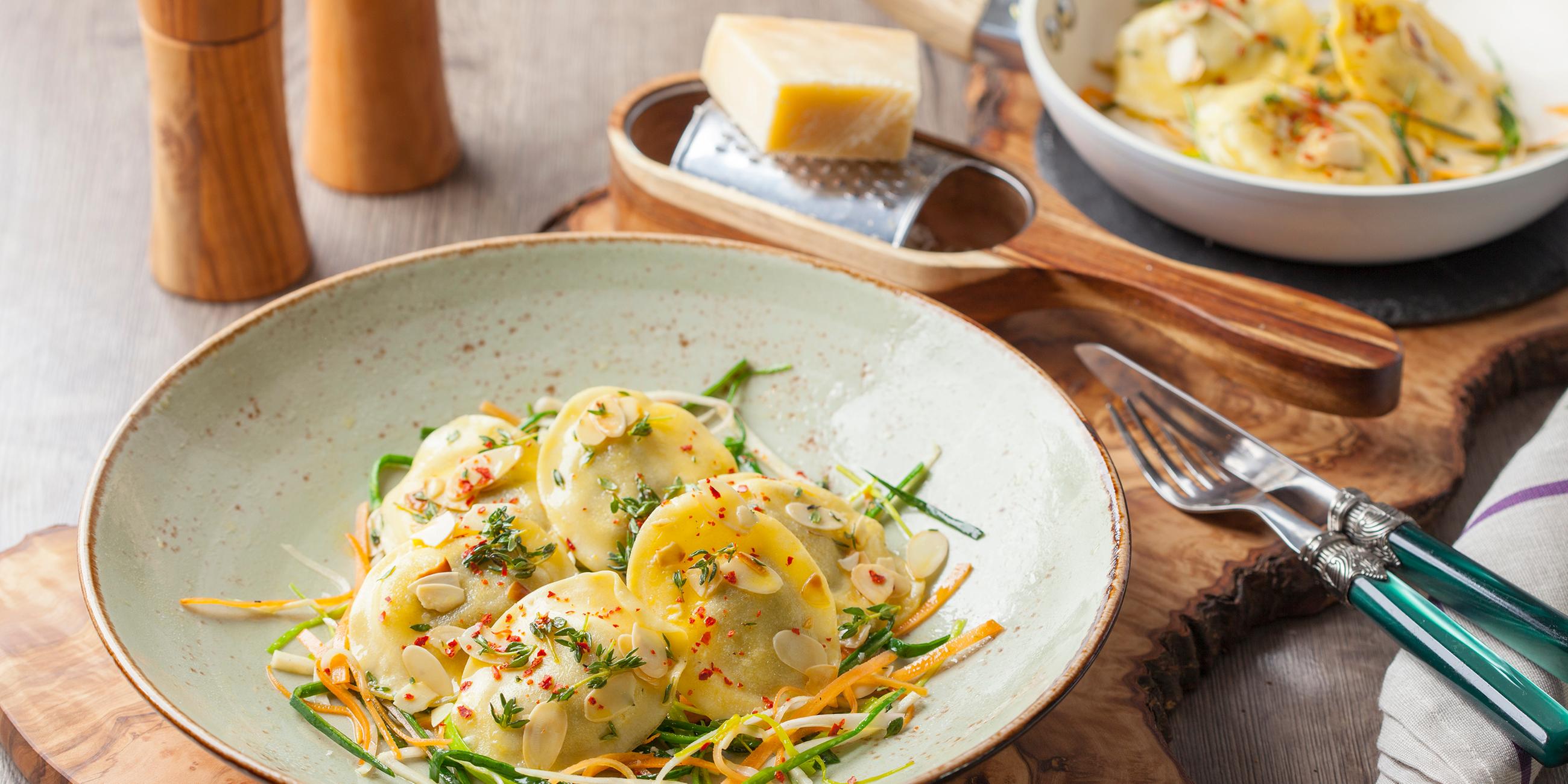 Safran-Tortellini mit Brokkolifüllung in Mandelbutter