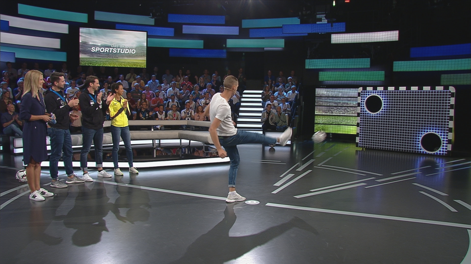 Torwandschießen mit Dennis Kühl und Malaika Mihambo, Matyas Szabo, Björn Hübner-Fehrer