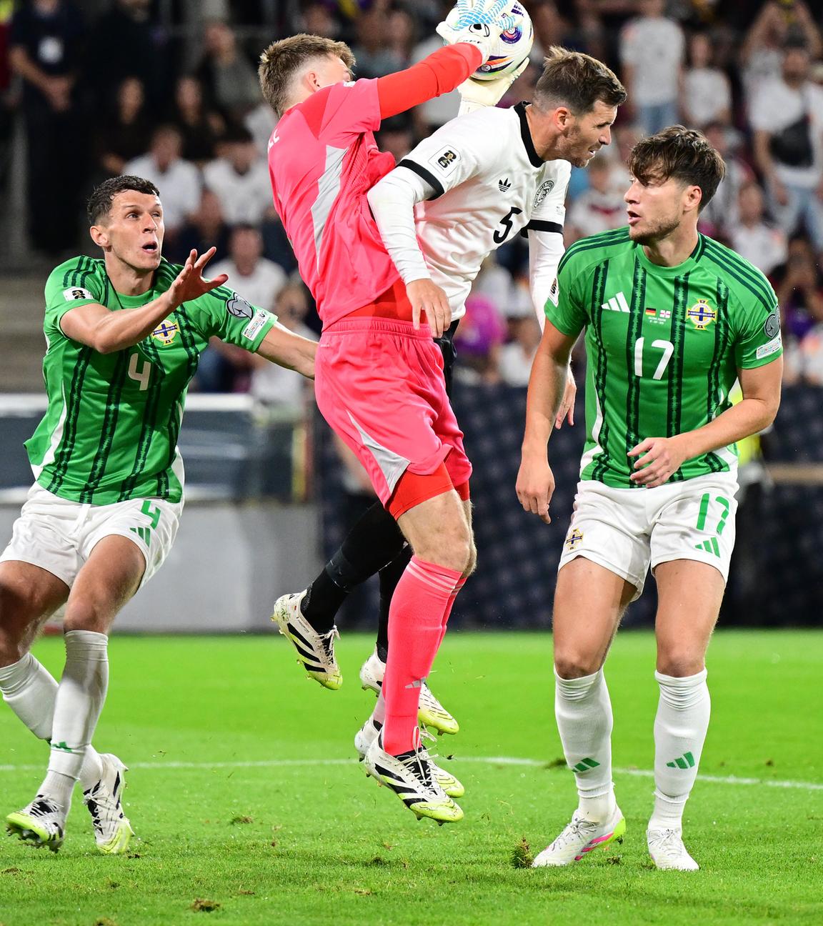 Torwart Bailey Peacock-Farrell (Nordirland) fängt den Ball vor Pascal Gross (Deutschland), rechts Patrick McNair