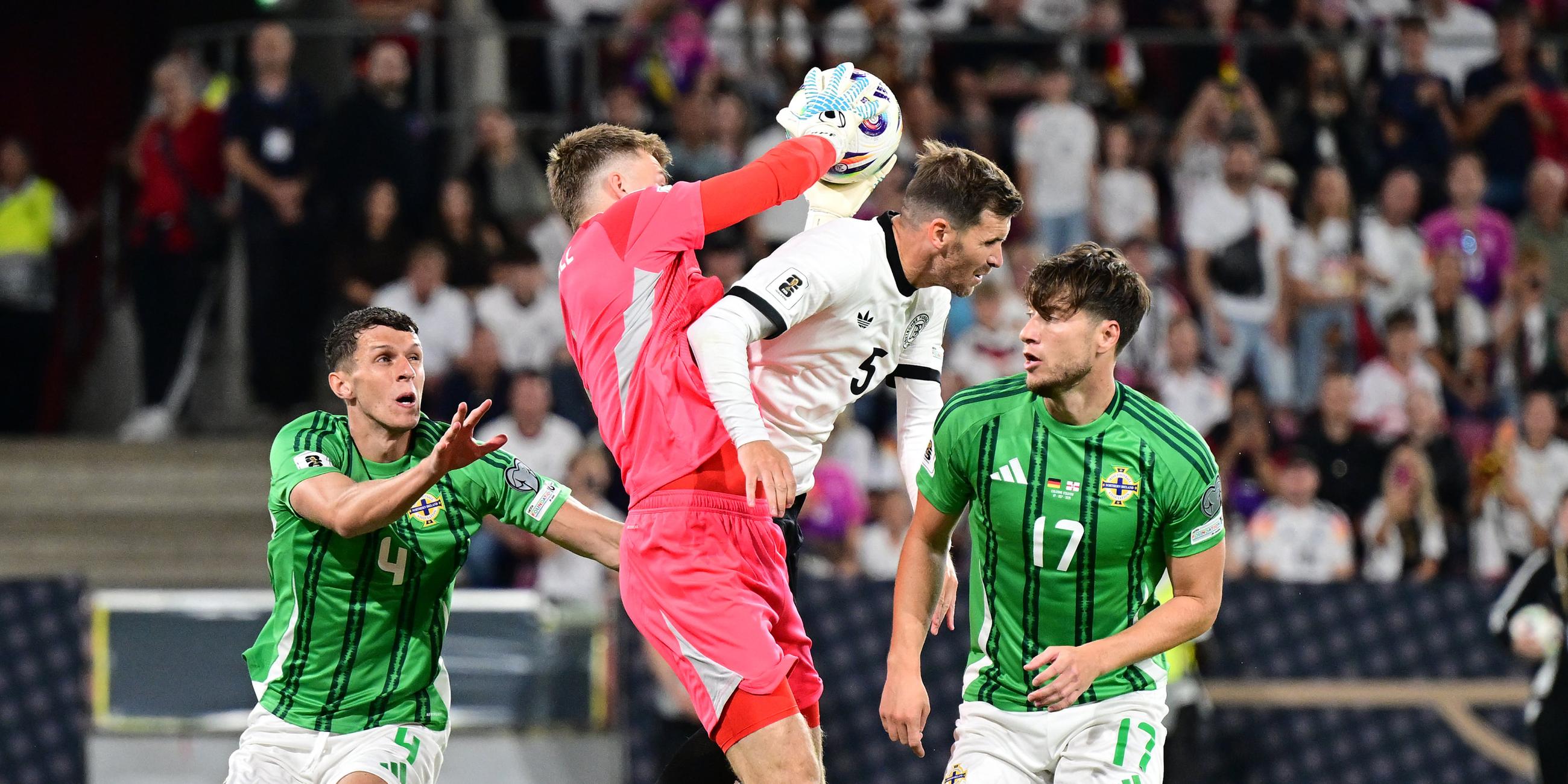 Torwart Bailey Peacock-Farrell (Nordirland) fängt den Ball vor Pascal Gross (Deutschland), rechts Patrick McNair